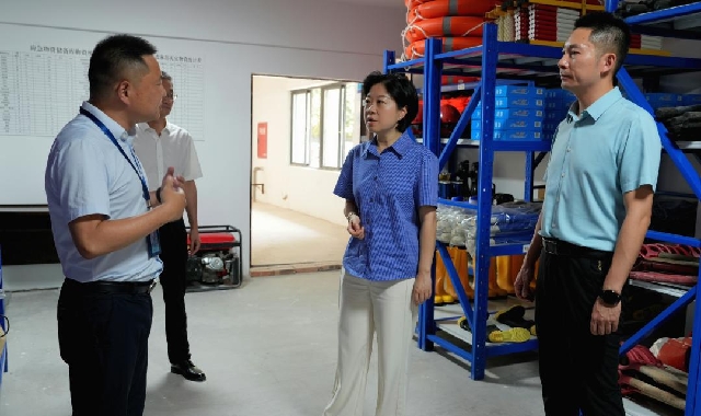 晏世莹在调研防汛减灾工作并开展巡河时强调:压紧压...