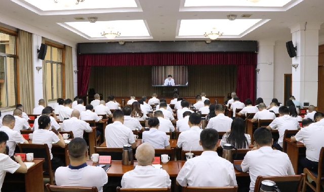 刘光强在德阳市教育大会暨庆祝第41个教师节大会上强...